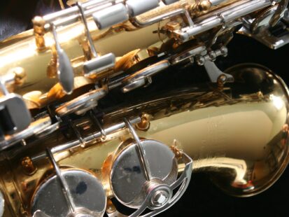 vieux saxophone en gros plan. composition effectué devant un fond noir.